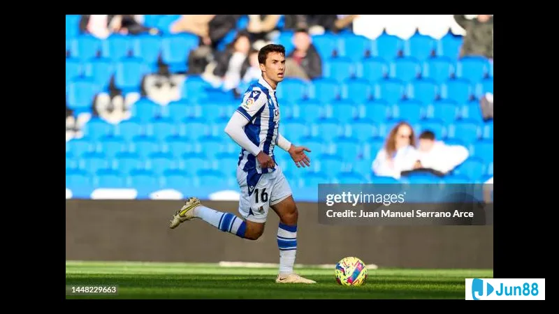 Cầu thủ của Real Sociedad đang tấn công mạnh mẽ trước hàng phòng ngự của Rayo Vallecano Cầu thủ của Real Sociedad đang tấn công mạnh mẽ trước hàng phòng ngự của Rayo Vallecano