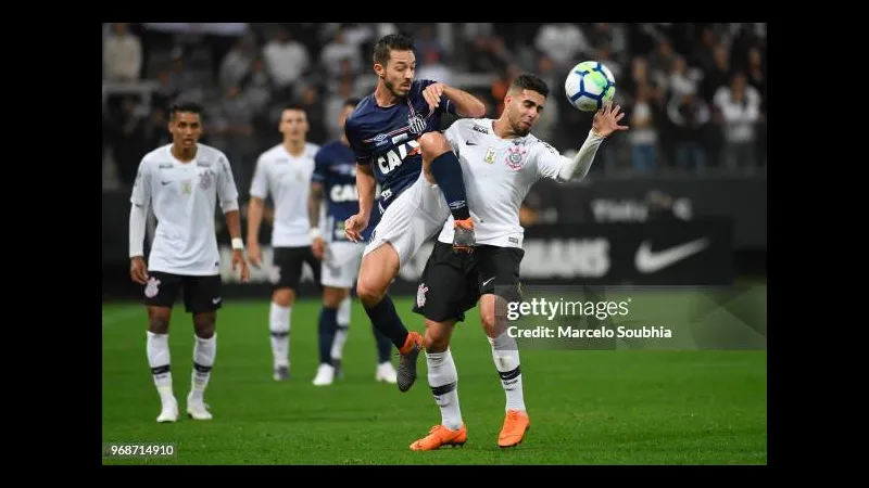 Cầu thủ Santos chuyền bóng chính xác qua đối thủ Corinthians trong trận đấu Cầu thủ Santos chuyền bóng chính xác qua đối thủ Corinthians trong trận đấu