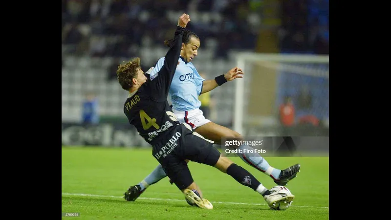 Cầu thủ Albacete nỗ lực ngăn chặn cầu thủ Celta Vigo trong trận đấu Cầu thủ Albacete nỗ lực ngăn chặn cầu thủ Celta Vigo trong trận đấu