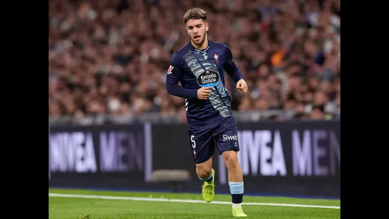 Cầu thủ Albacete vượt qua cầu thủ Celta Vigo bằng kỹ thuật đi bóng cá nhân. Cầu thủ Albacete vượt qua cầu thủ Celta Vigo bằng kỹ thuật đi bóng cá nhân.