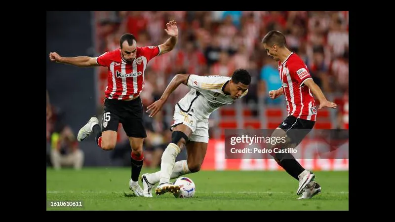 Cầu thủ của Athletic Bilbao đang dùng kỹ thuật cá nhân để vượt qua cầu thủ Real Madrid Cầu thủ của Athletic Bilbao đang dùng kỹ thuật cá nhân để vượt qua cầu thủ Real Madrid