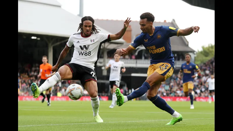 Cầu thủ Newcastle vượt qua cầu thủ Fulham để tiến gần khung thành đối phương Cầu thủ Newcastle vượt qua cầu thủ Fulham để tiến gần khung thành đối phương