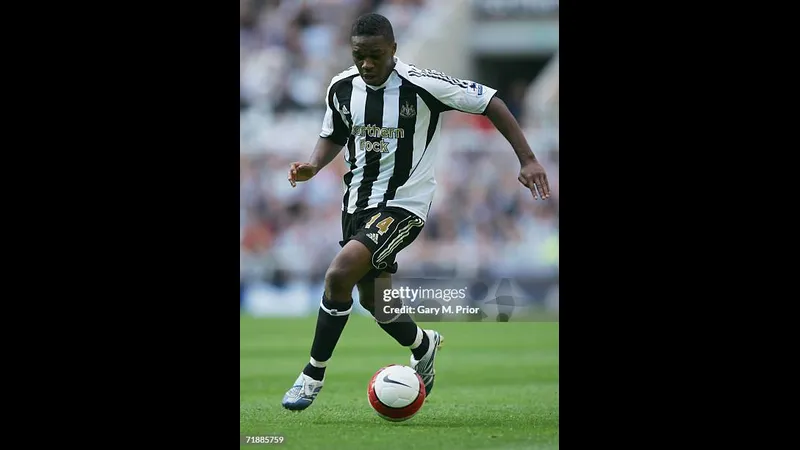 Cầu thủ của Newcastle đang giao bóng trong trận đấu với Fulham Cầu thủ của Newcastle đang giao bóng trong trận đấu với Fulham