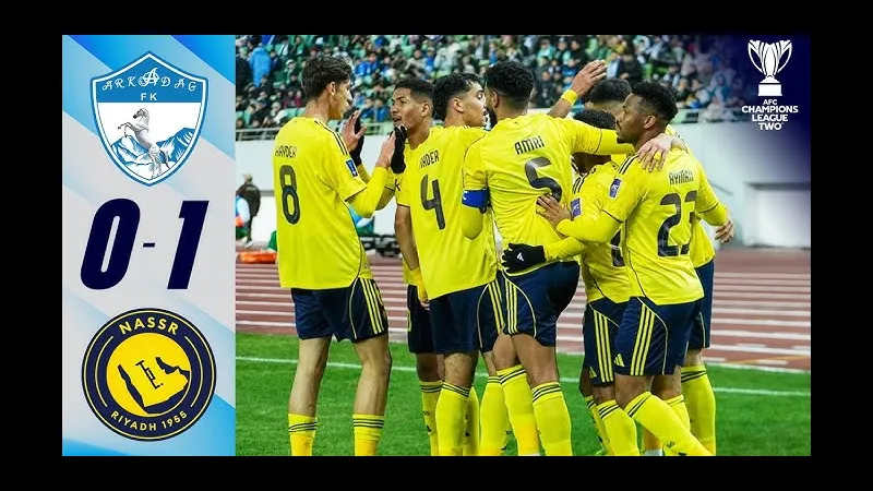 Cầu thủ Al Nassr vượt qua cầu thủ Arkadag trên sân cỏ Cầu thủ Al Nassr vượt qua cầu thủ Arkadag trên sân cỏ