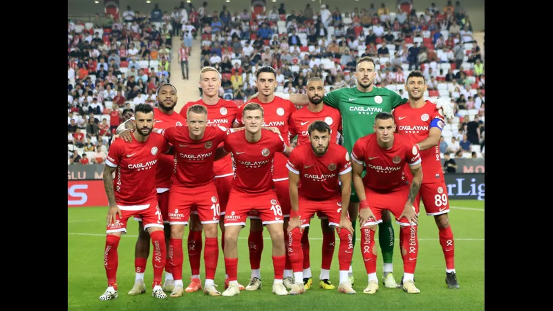 Cầu thủ của Kayserispor và Antalyaspor đấu vật để giành quả bóng Cầu thủ của Kayserispor và Antalyaspor đấu vật để giành quả bóng