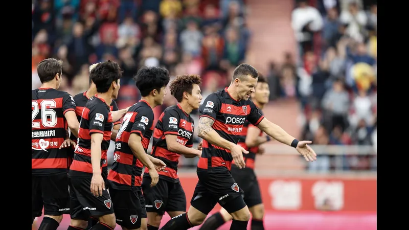 Cầu thủ Pohang và Gamba Osaka tranh chấp bóng trên sân - Thông tin lực Cầu thủ Pohang và Gamba Osaka tranh chấp bóng trên sân - Thông tin lực
