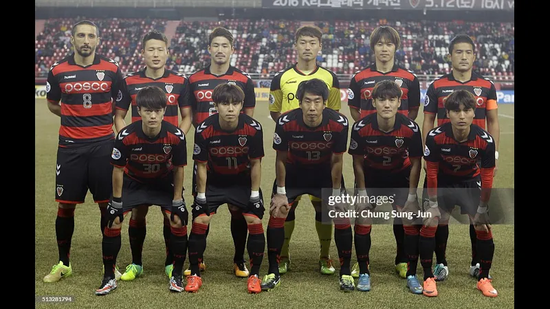 Cầu thủ Pohang vượt qua hàng phòng ngự của Gamba Osaka Cầu thủ Pohang vượt qua hàng phòng ngự của Gamba Osaka