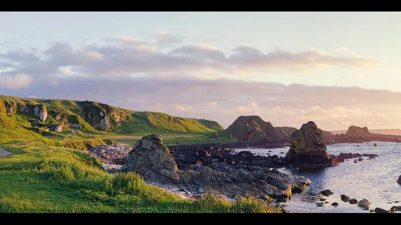 Cầu thủ Bắc Ireland tung cú sút mạnh vào khung thành đối phương - Bắc Ireland - Cầu thủ Bắc Ireland tung cú sút mạnh vào khung thành đối phương - Bắc Ireland