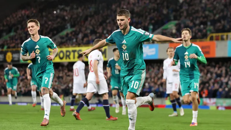 Cầu thủ Bắc Ireland tung cú sút mạnh vào khung thành đối phương Cầu thủ Bắc Ireland tung cú sút mạnh vào khung thành đối phương