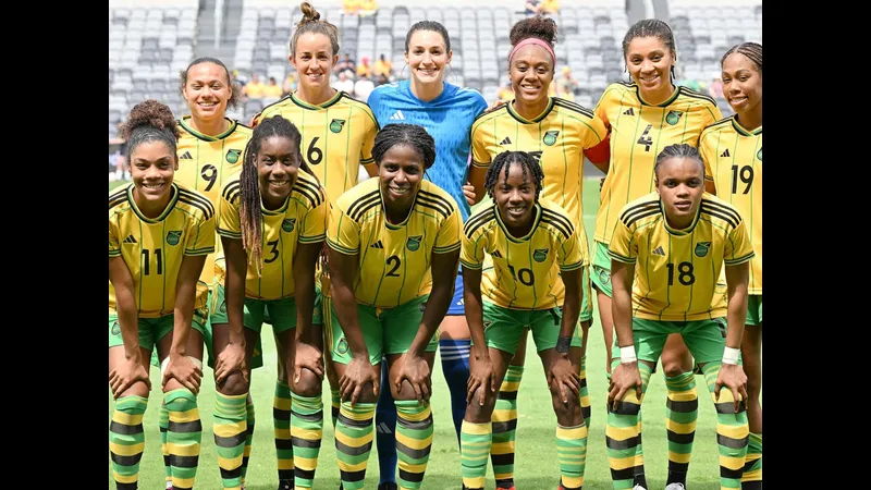 Cầu thủ Jamaica ôm chặt cờ đỏ-xanh sau chiến thắng quyết định Cầu thủ Jamaica ôm chặt cờ đỏ-xanh sau chiến thắng quyết định