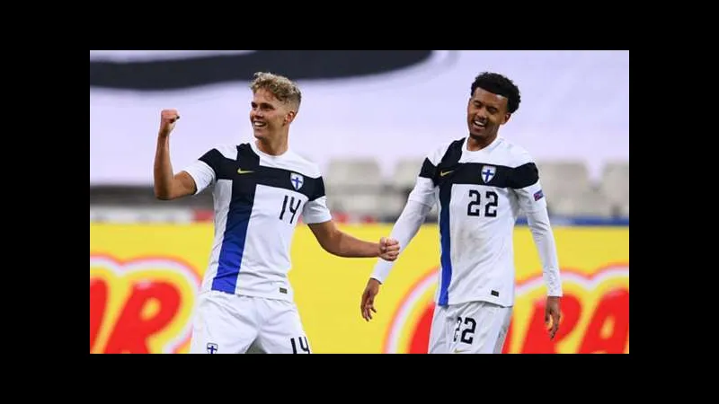 Cầu thủ Phần Lan và New Zealand đang tranh chấp bóng trên sân Cầu thủ Phần Lan và New Zealand đang tranh chấp bóng trên sân