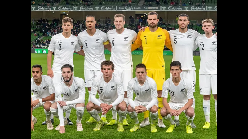 Cầu thủ New Zealand và Phần Lan đấu tranh gay gắt trên sân Cầu thủ New Zealand và Phần Lan đấu tranh gay gắt trên sân