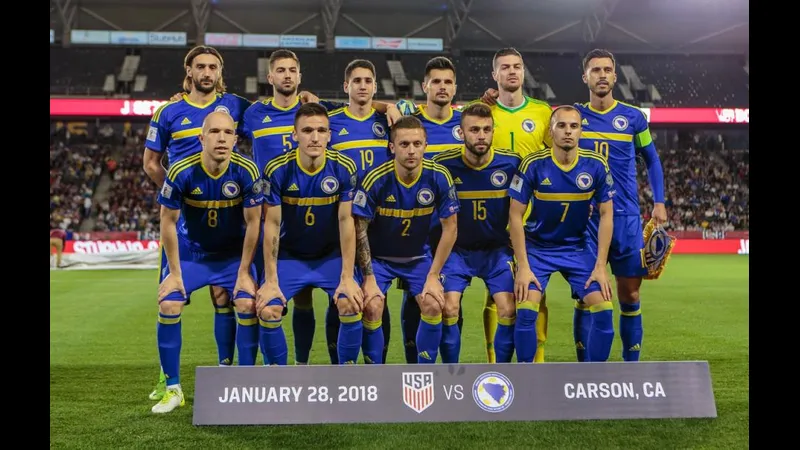Cầu thủ Bosnia & Herzegovina nỗ lực chặn đối thủ từ Wales Cầu thủ Bosnia & Herzegovina nỗ lực chặn đối thủ từ Wales