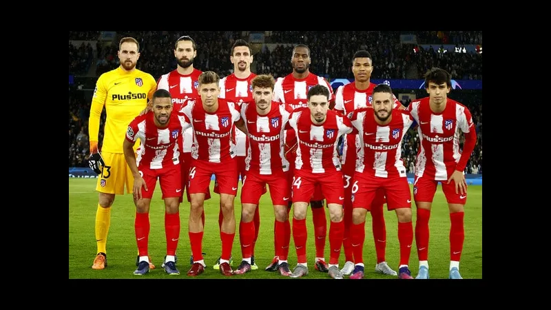 Cầu thủ Atletico Madrid tấn công mạnh mẽ trước hàng phòng ngự của Arsenal Cầu thủ Atletico Madrid tấn công mạnh mẽ trước hàng phòng ngự của Arsenal