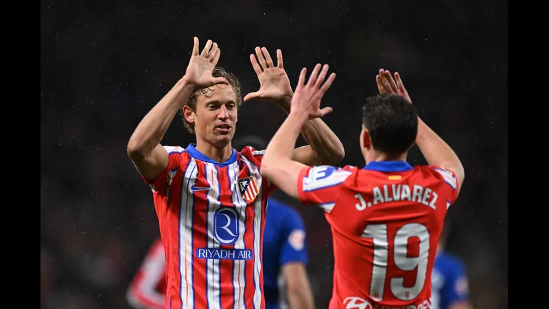 Cầu thủ Atletico Madrid và Arsenal tranh chấp bóng trên sân Cầu thủ Atletico Madrid và Arsenal tranh chấp bóng trên sân