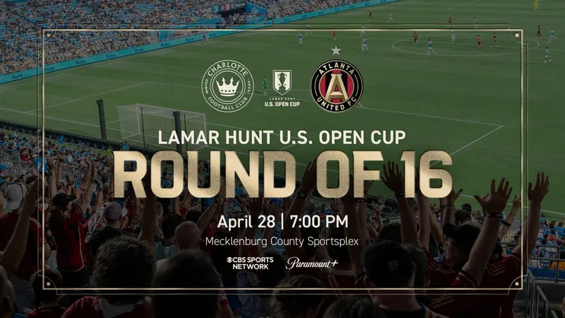 Cầu thủ Charlotte đang chống đỡ sự tấn công từ cầu thủ Atlanta United.