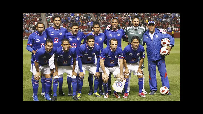 Cầu thủ Cruz Azul và Los Angeles FC đối đầu trên sân cỏ