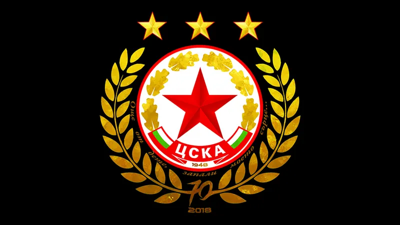 Cầu thủ của CSKA Sofia chạy nhanh với bóng trước sự áp sát từ cầu thủ của Levski Sofia Cầu thủ của CSKA Sofia chạy nhanh với bóng trước sự áp sát từ cầu thủ của Levski Sofia