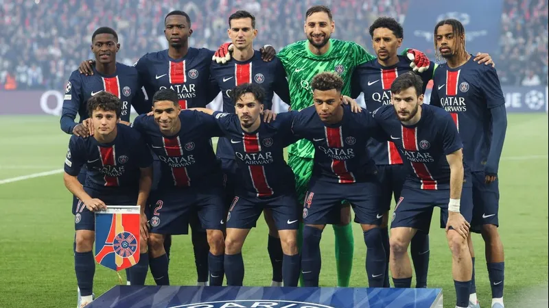 Cầu thủ PSG và Bayern Munich tranh chấp quả phạt góc Cầu thủ PSG và Bayern Munich tranh chấp quả phạt góc