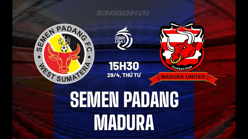 Cầu thủ Semen Padang và Madura United đấu tranh cho quả bóng Cầu thủ Semen Padang và Madura United đấu tranh cho quả bóng