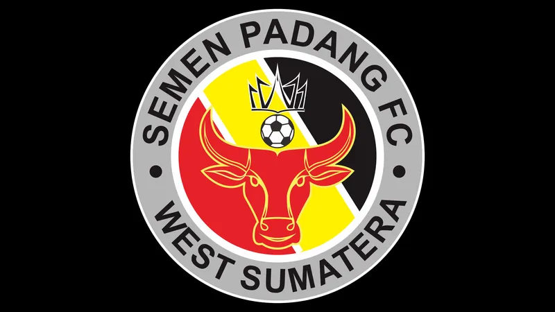 Cầu thủ của Semen Padang và Madura United tranh chấp bóng trên sân Cầu thủ của Semen Padang và Madura United tranh chấp bóng trên sân