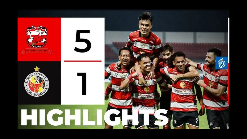 Cầu thủ của Semen Padang nỗ lực kiểm soát bóng trước sự áp đảo của Madura United Cầu thủ của Semen Padang nỗ lực kiểm soát bóng trước sự áp đảo của Madura United