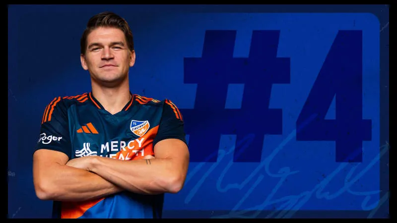 Cầu thủ Cincinnati và Burnley tranh chấp quả bóng trên sân cỏ Cầu thủ Cincinnati và Burnley tranh chấp quả bóng trên sân cỏ