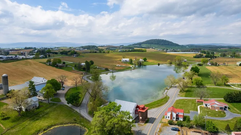Cầu thủ Dayton và West Virginia đang cạnh tranh gay gắt trên sân cỏ Cầu thủ Dayton và West Virginia đang cạnh tranh gay gắt trên sân cỏ