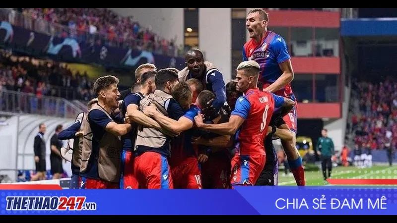 Cầu thủ Plzen với Young Boys trong tình huống tranh chấp bóng Cầu thủ Plzen với Young Boys trong tình huống tranh chấp bóng