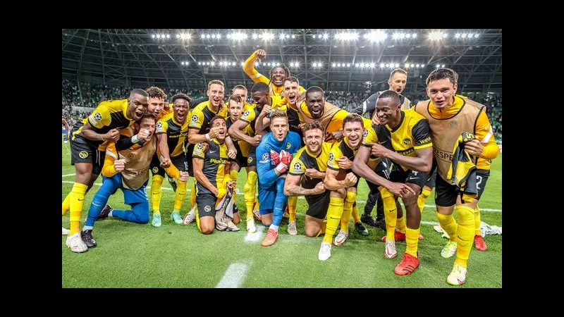 Cầu thủ Plzen và Young Boys tranh chấp trên sân cỏ Cầu thủ Plzen và Young Boys tranh chấp trên sân cỏ