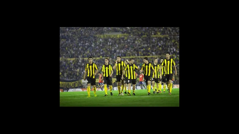 Cầu thủ Racing Montevideo và Penarol đối đầu gay cấn trên sân