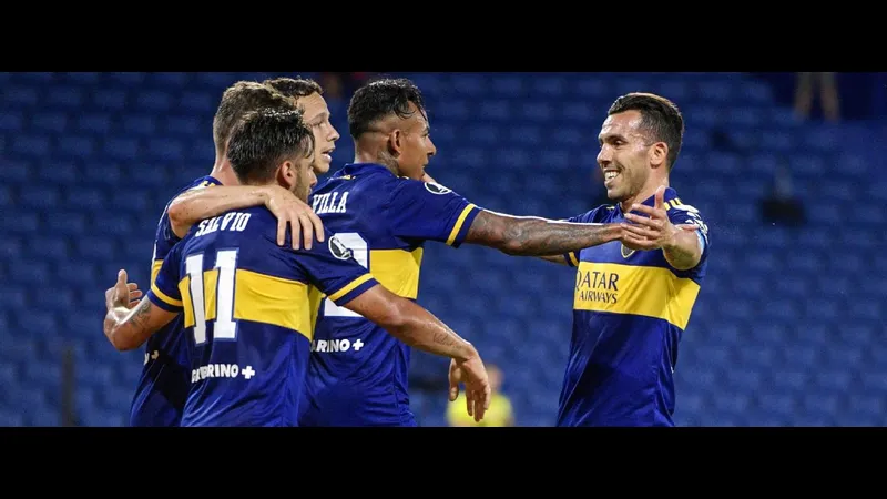 Cầu thủ Racing Montevideo dẫn bóng trước sự áp đảo của đội Penarol