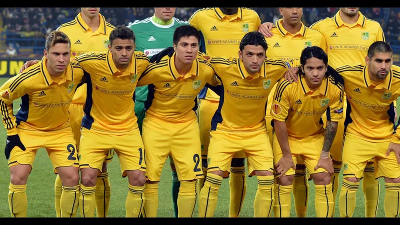 Cầu thủ Salzburg đang chống đỡ sự thách thức từ cầu thủ Kharkiv Cầu thủ Salzburg đang chống đỡ sự thách thức từ cầu thủ Kharkiv
