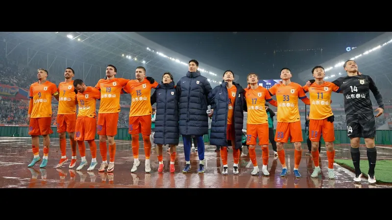 Đội bóng Shandong Taishan và Yunnan Yukun đối đầu trên sân cỏ Đội bóng Shandong Taishan và Yunnan Yukun đối đầu trên sân cỏ