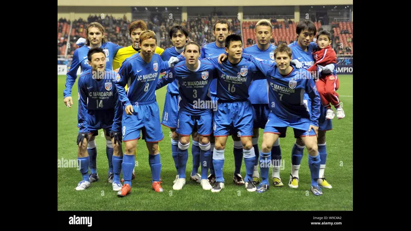Cầu thủ Shanghai Shenhua nỗ lực chặn đối thủ Beijing Guoan Cầu thủ Shanghai Shenhua nỗ lực chặn đối thủ Beijing Guoan