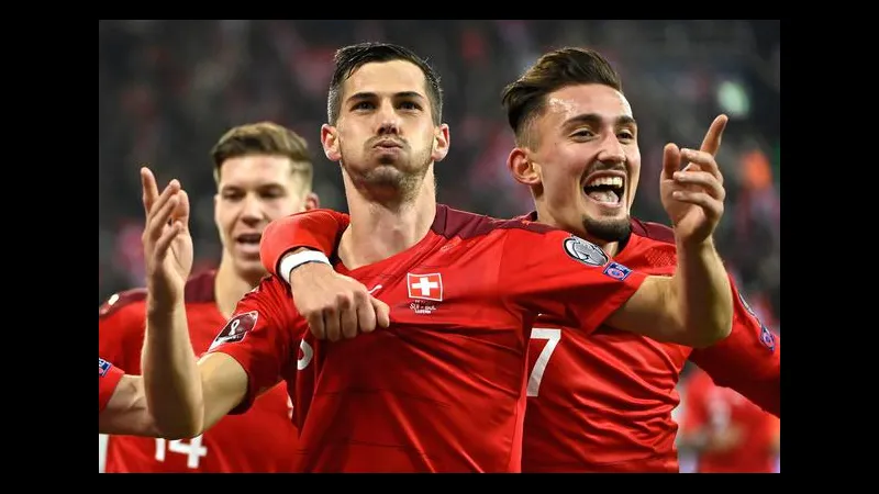 Cầu thủ Thụy Sĩ chuyền bóng chính xác trong trận đấu với Argentina