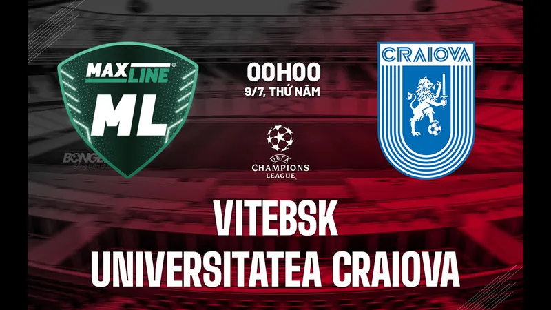 Cầu thủ Vitebsk và Univ Craiova tranh chấp bóng trên sân cỏ